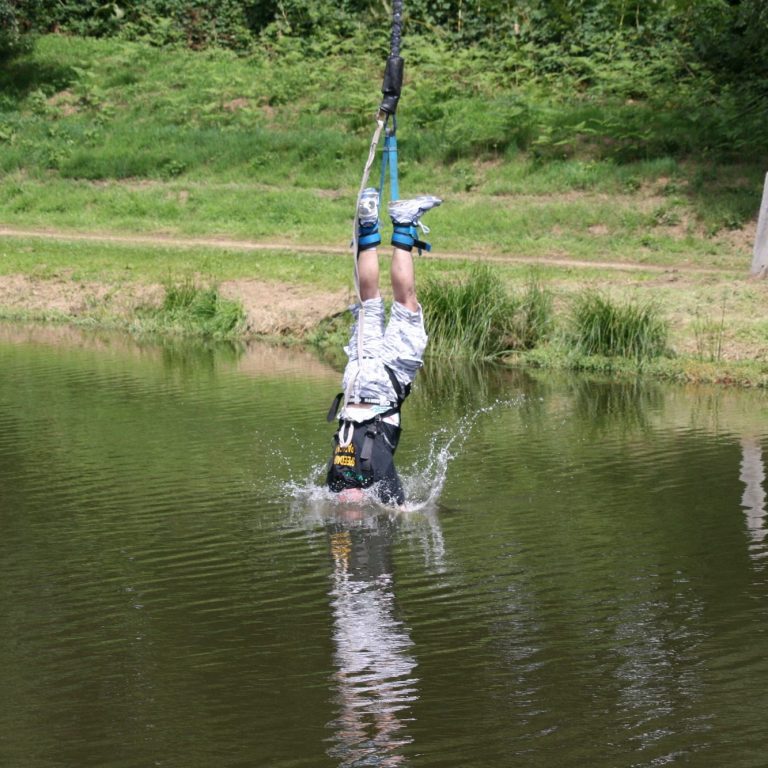 Saut élastique touché d'eau dans les Vosges