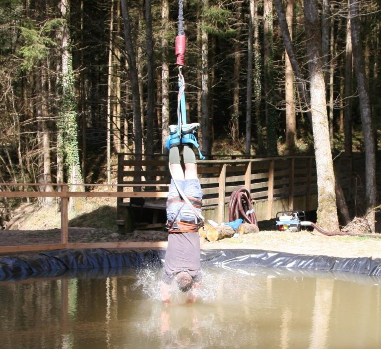 Le saut à l'élastique touché d'eau.
