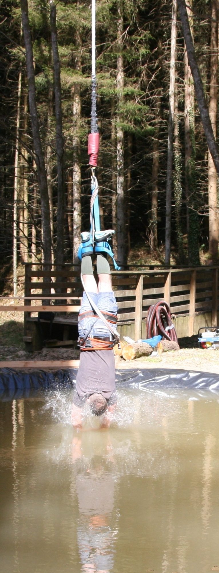 Saut élastique touché d'eau.